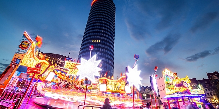 Block zum JenTower über den Rummel während des Jenaer Frühlingsmarktes