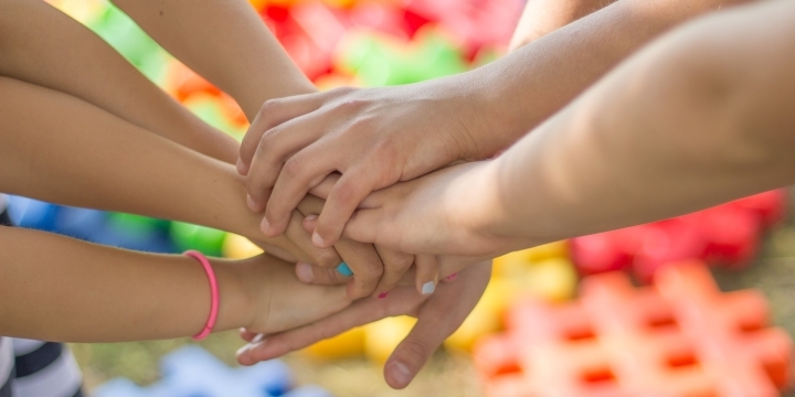 Kinder reichen sich die Hände