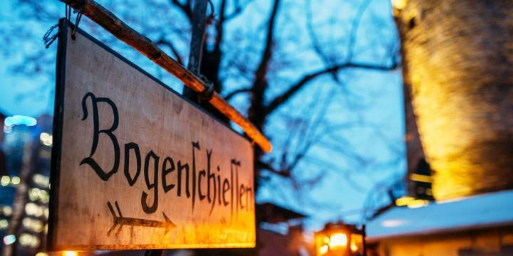 Blick auf den historischen Weihnachtsmarkt Jena, Schild Bogenschießen  ©JenaKultur, C. Worsch