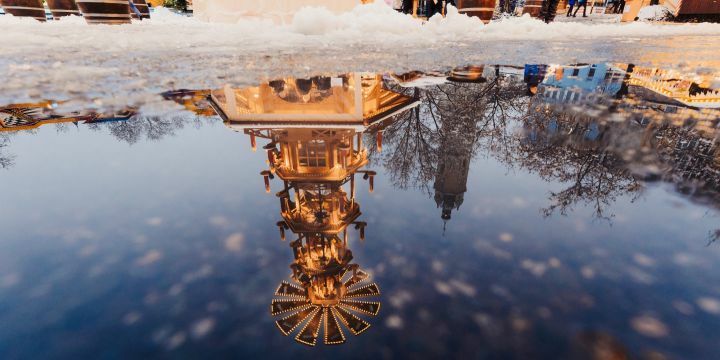 Blick auf den Eichplatz zum Jenaer Weihnachtsmarkt, der sich im Wasser spiegelt  ©Stadt Jena, Steffen Walther