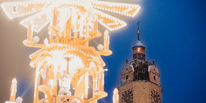 Pyramide auf dem Jenaer Weihnachtsmarkt, im Hintergrund die Jenaer Stadtkirche St. Michael  ©Stadt Jena, Steffen Walther