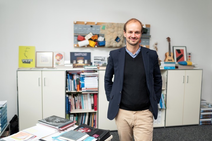 Werkleiter Jonas Zipf neben seinem Schreibtisch im Büro