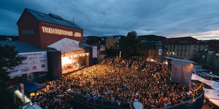 Konzert von Bosse bei der KulturArena 2023: Publikum vor der beleuchteten Bühne  ©KulturArena, C. Worsch