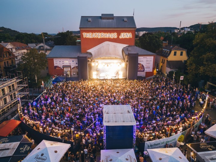 Publikum vor der Bühne auf dem Theatervorplatz Jena bei der Kulturarena 2022