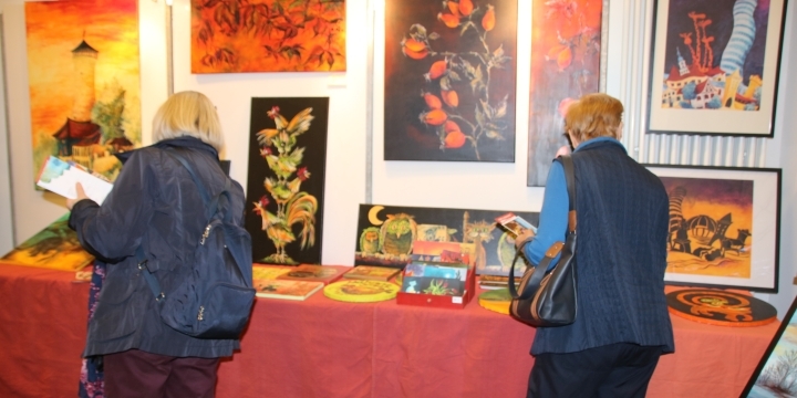 Kunstmarkt 2019, Besucherinnen und Gemälde