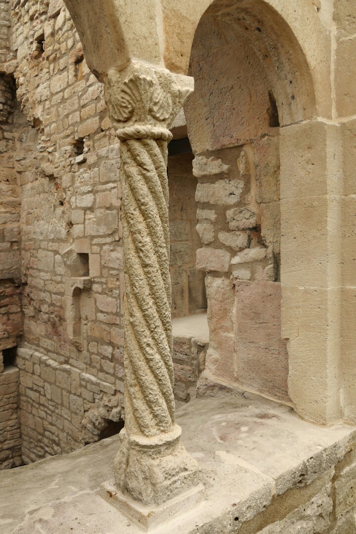 Gedrehte Säule in den Bogenfenstern der Lobdeburg