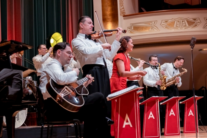 Swing Big Band Andrej Hermlin and his Swing Dance Orchestra auf der Bühne beim Philharmonieball 2025