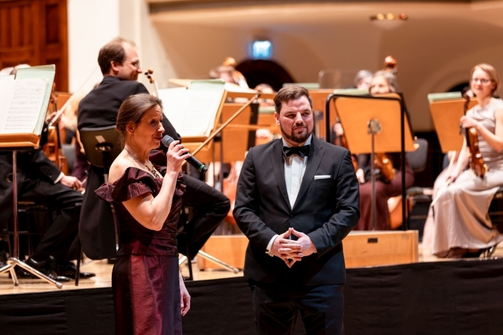 Friderun Vollmer und Johannes Schleußner reden beim Philharmonieball 2025 ins Mikrofon