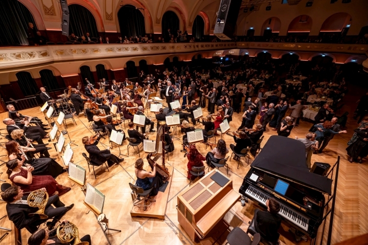 Orchester der Jenaer Philharmonie und Tanzende beim Philharmonieball 2025