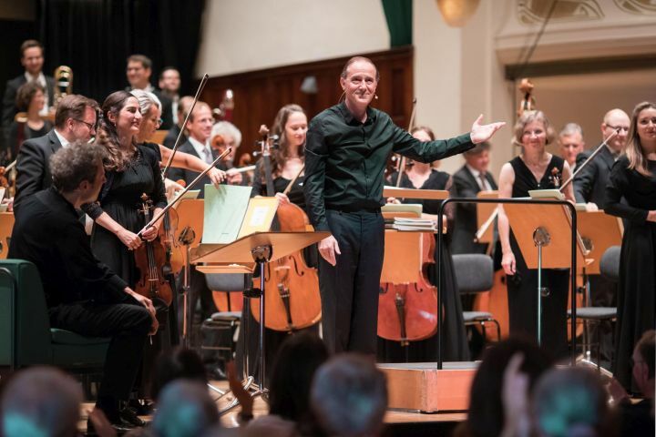 Saisoneröffnungskonzert der Jenaer Phliharmonie mit Artist in Residence Stefan Kurt und dem Orchester auf der Bühne im Volkshaus Jena